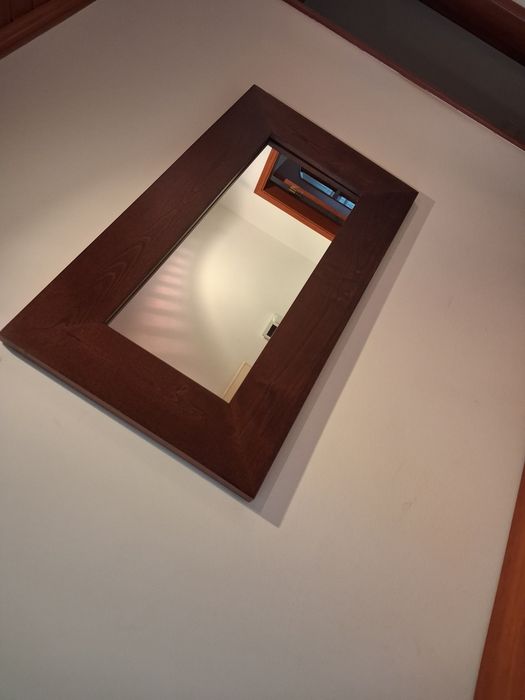 Aparador em Madeira com Espelho – Design Moderno e Elegante