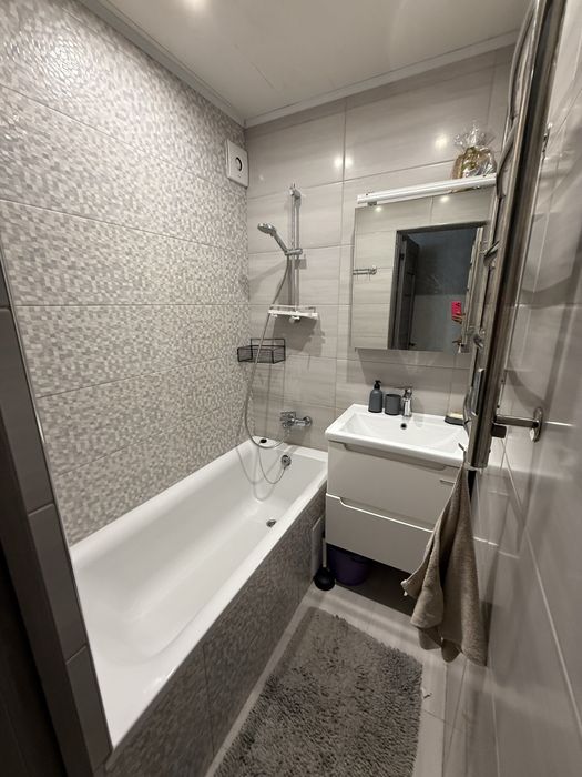Продам 3 кімнатну квартиру в центрі міста .