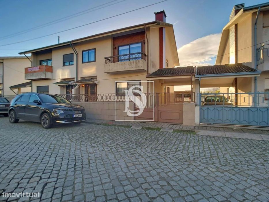Moradia T4+1 de 3 frentes com alpendre, anexos e garagem em Moreira da