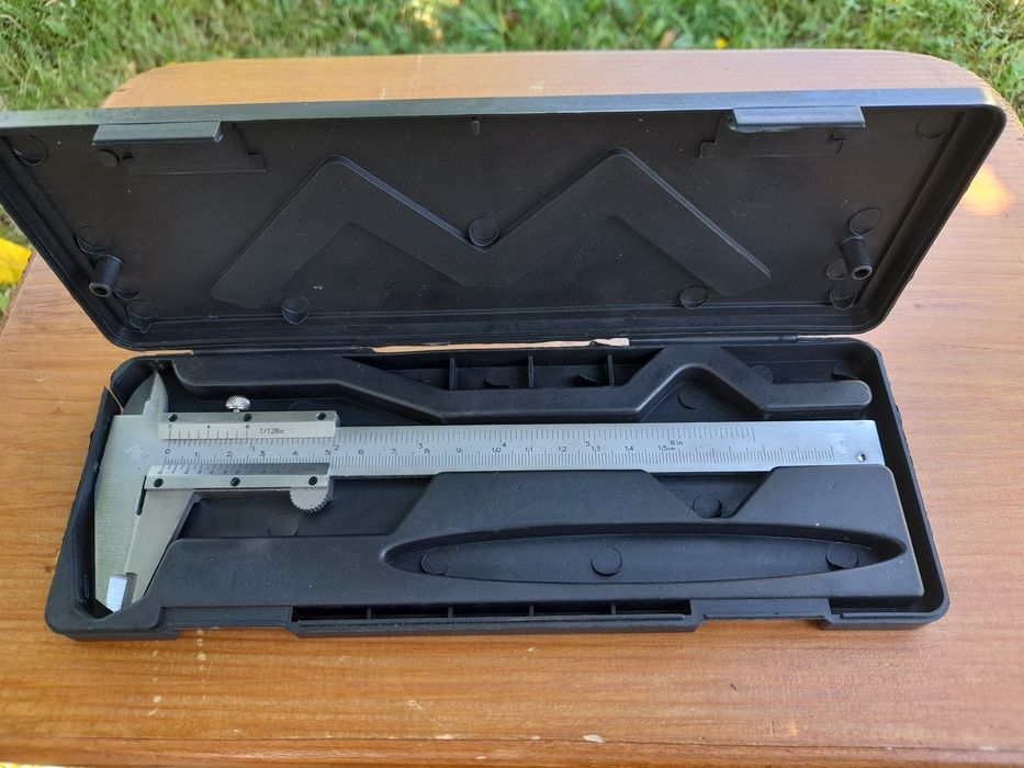 Штангенциркуль з глибиноміром