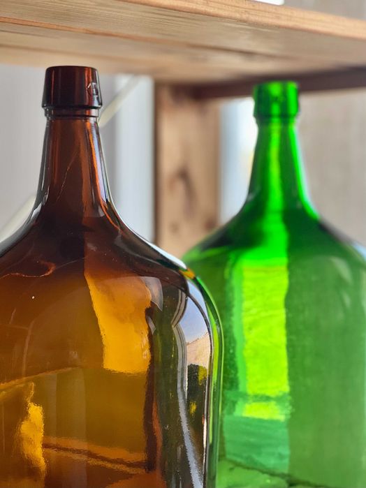 Garrafões de vidro ótimos para decoração