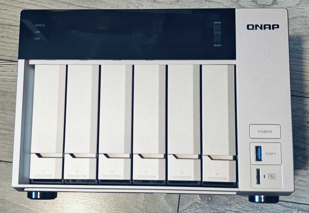 Serwer Qnap TVS-673e - 4 GB RAM