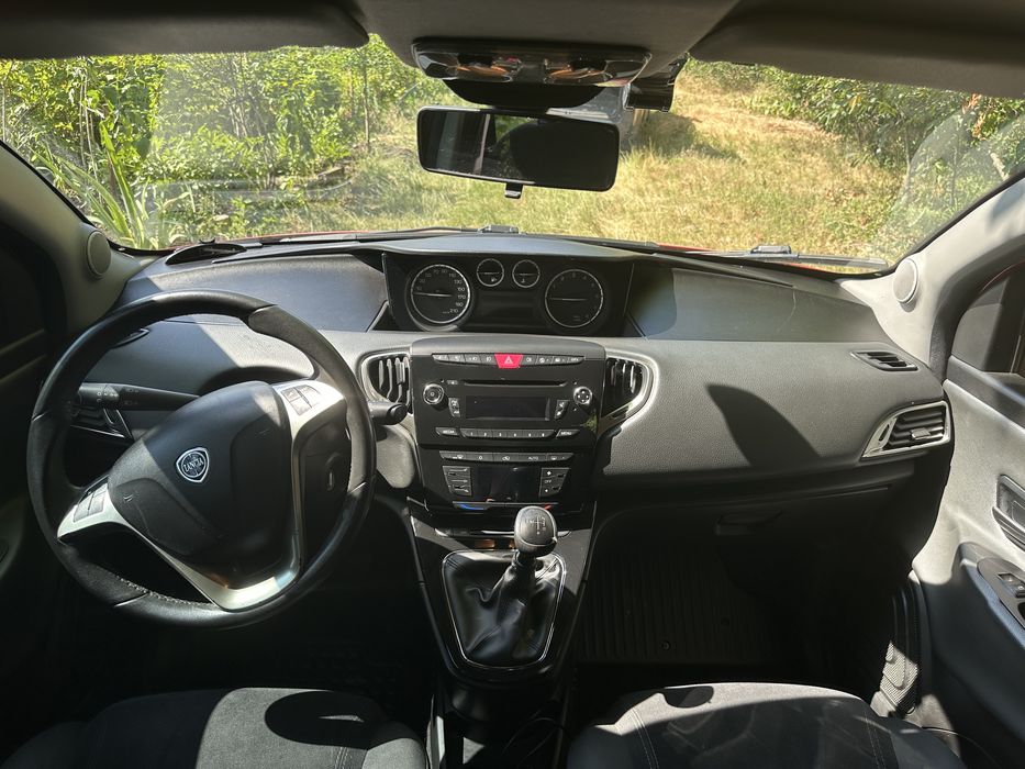 Автомобіль lancia ypsilon 2012