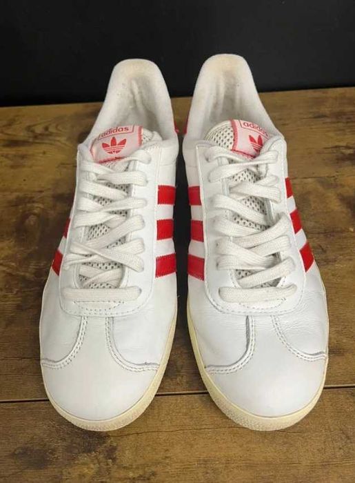 1C. Białe skórzane sneakersy Adidas Gazelle