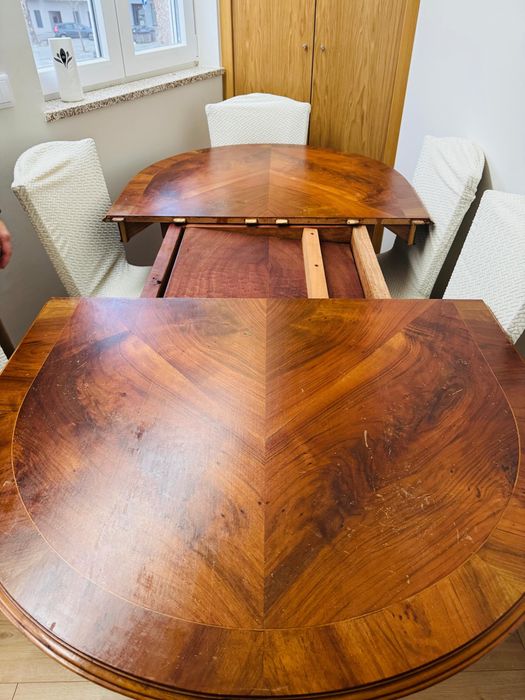 Mesa de madeira extensiva + 6 caderias