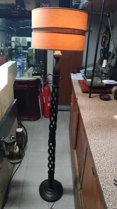 Candeeiro  de Pau Preto de pé alto