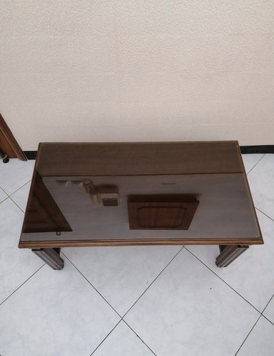 Mesa de centro madeira maciça com tampo de vidro