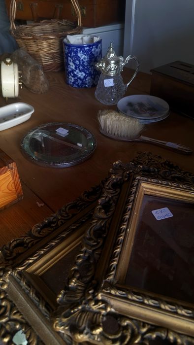 Móveis e peças de decoração antigas