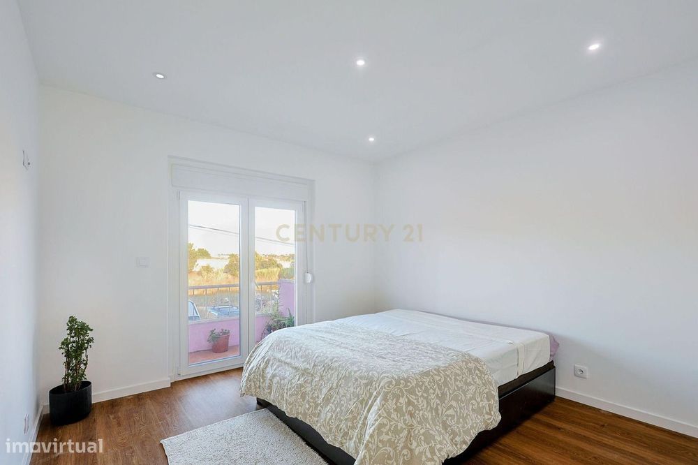 Apartamento T3 Duplex Remodelado no Centro de Corroios