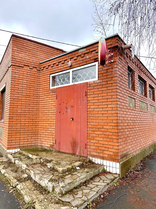 Продам здание целое под бизнес , красная линия