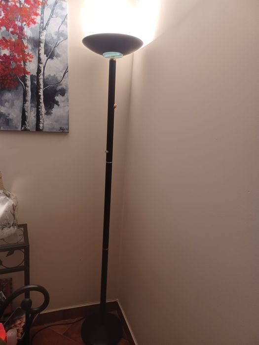 Candeeiro de pé em bom estado