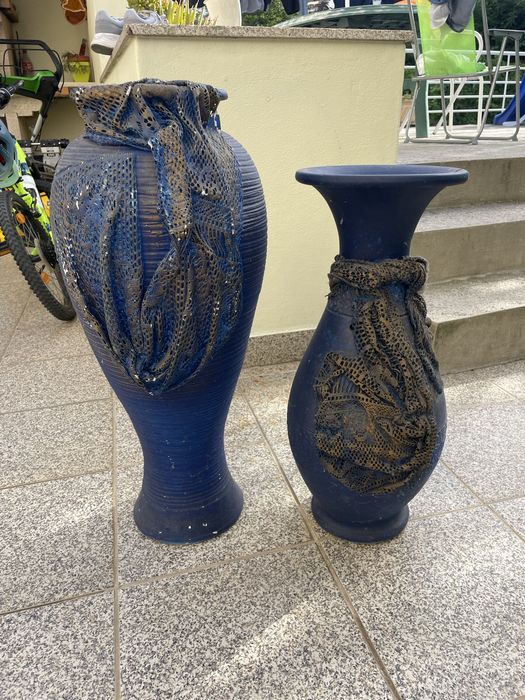 Par de jarrões azuis com pormenores dourados