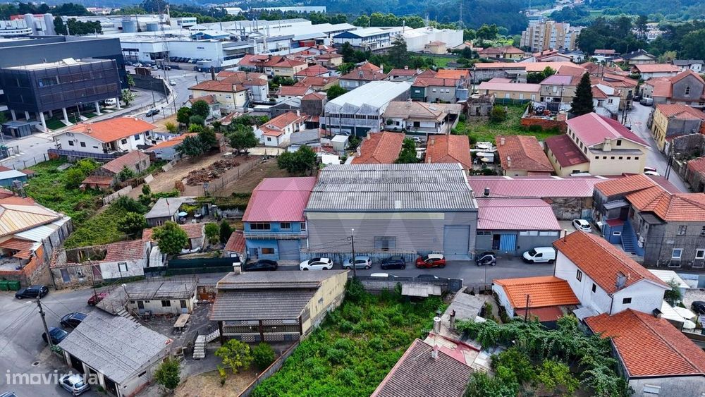 Armazém Industrial com 813m2 e Potencial Habitacional — Junto a São Jo