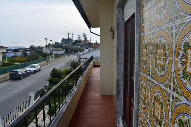 Aluga-se 1º andar apartamento em moradia