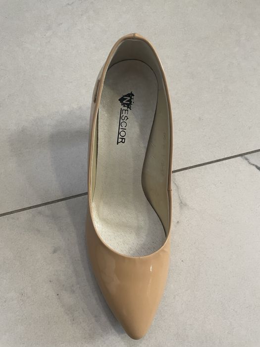 Szpilki beżowe Neścior skóra lakierowana