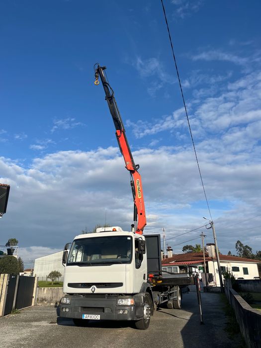 Camião plataforma com grua