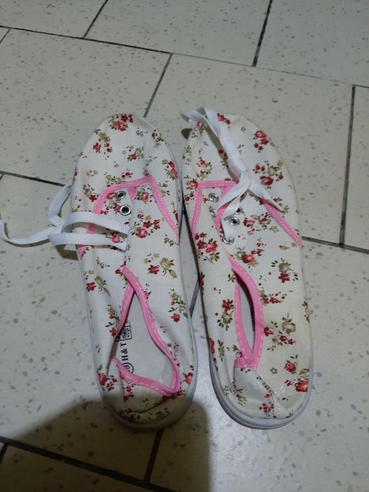Nowe trampki damskie w kwiaty