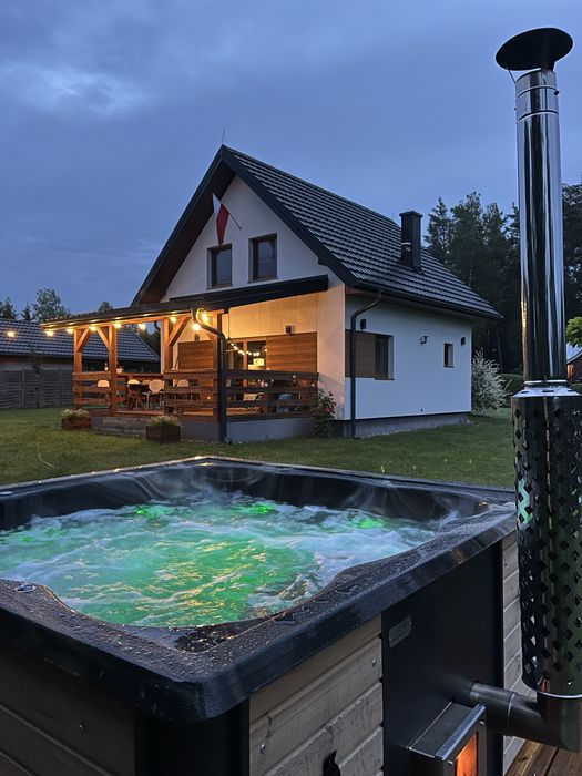 Domek z Kominkiem Nad Jeziorem z jacuzzi ogrodowym