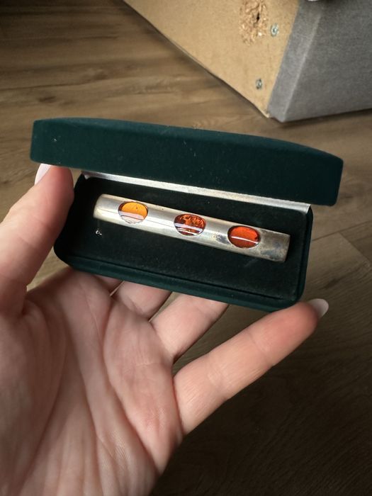 Dwie broszki wykonane ze srebra i bursztynów