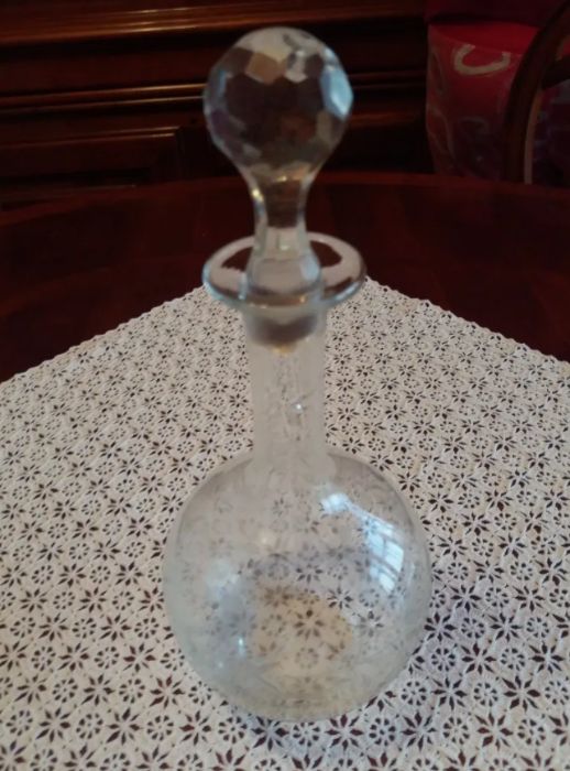 Garrafa de Vidro Transparente Muito Antigo