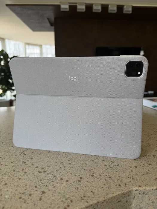 Чохол-клавіатура Logitech Combo Touch Keyboard Case  для iPad Pro 11"