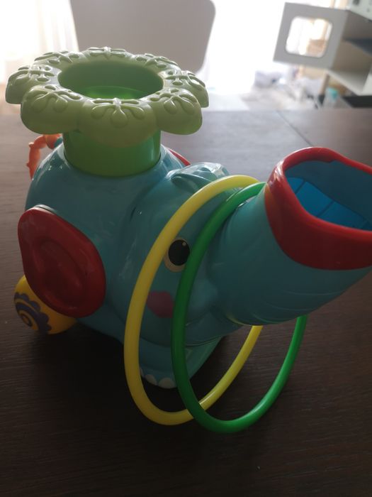 Słonik z piłką wesoła zabawa