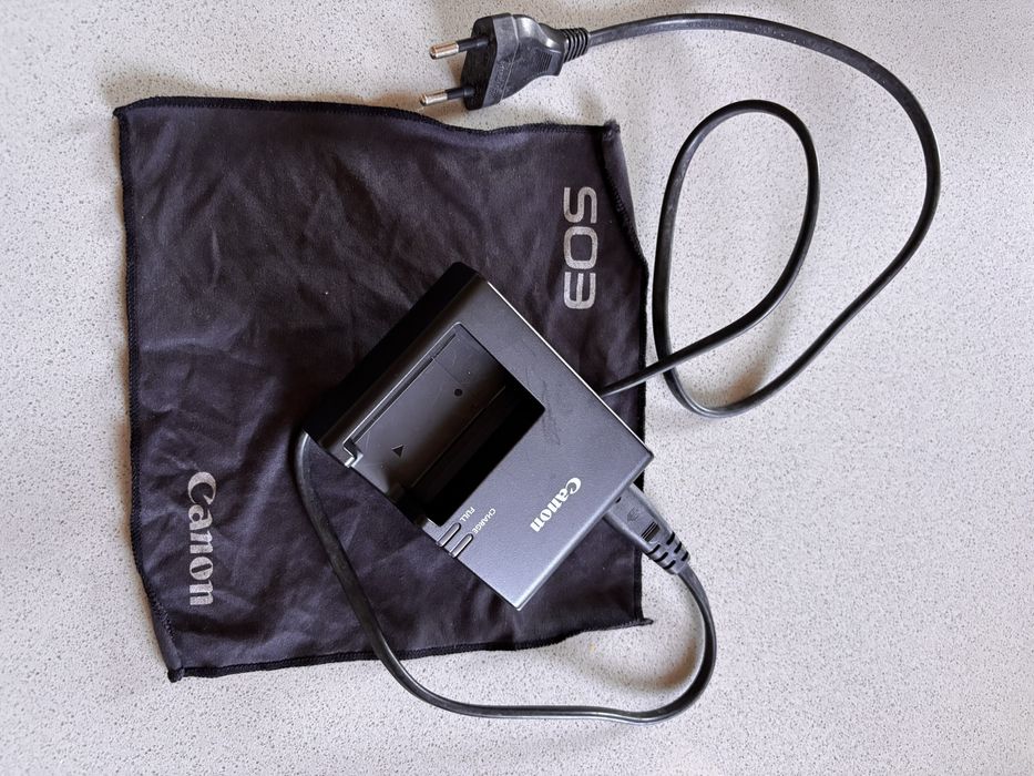Canon  EOS 2000D