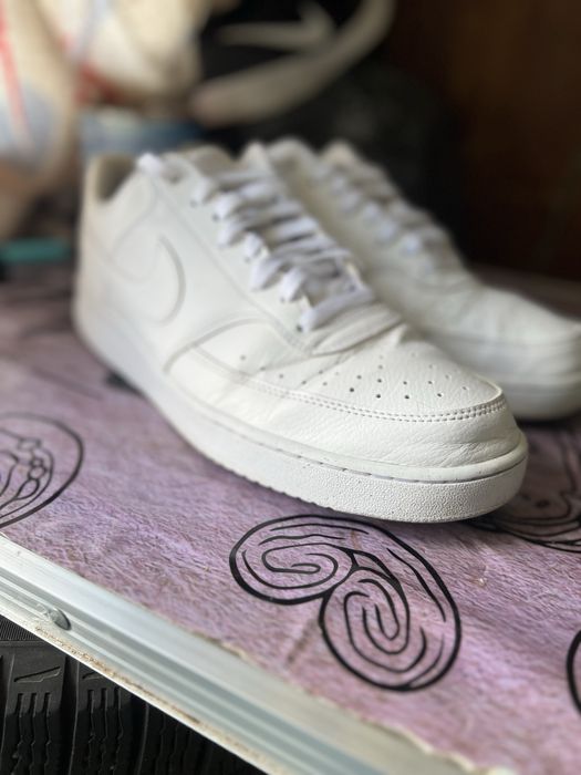 продам кроссовки Nike белые 46 размер