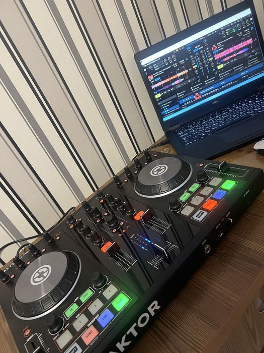 Native Instruments Traktor Kontrol S2 MK2  Dj Контроллер
