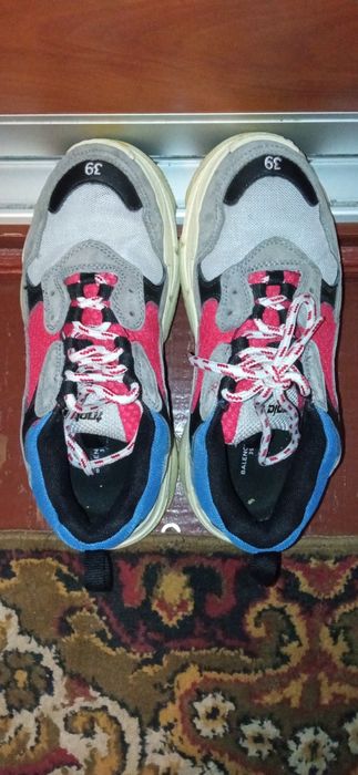 Кросівки жіночі.