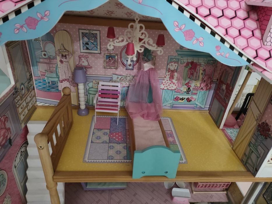 Sprzedam domek drewniany dla lalek z wyposażeniem