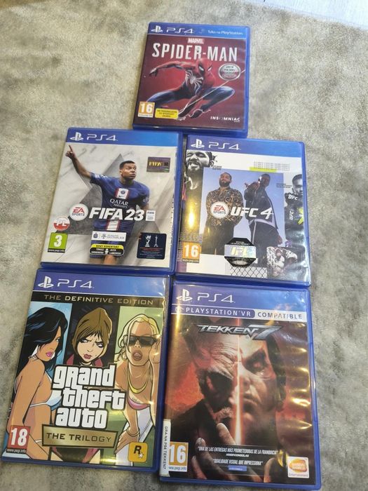 PS4 pro 1 T z grami widocznymi na zdjęciu
