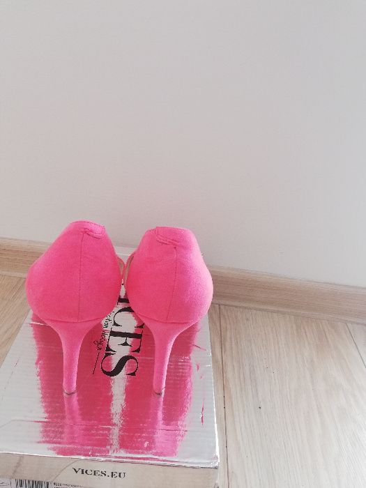 Szpilki_neonowy róż_39