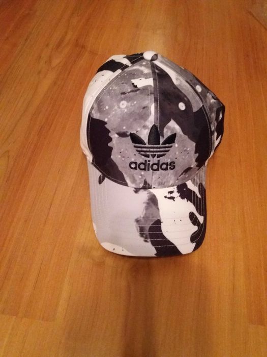 Czapka z daszkiem Adidas.