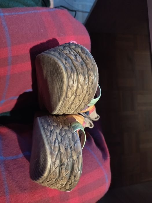 Sandałki na koturnie Presso