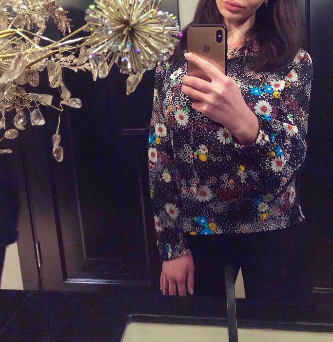 Блузка яскрава в квітку