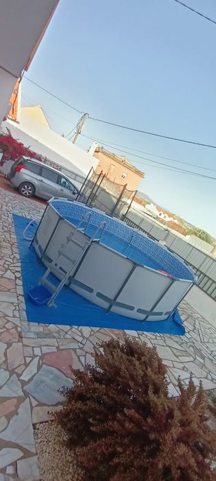 Piscina com bomba de filtragem de areia