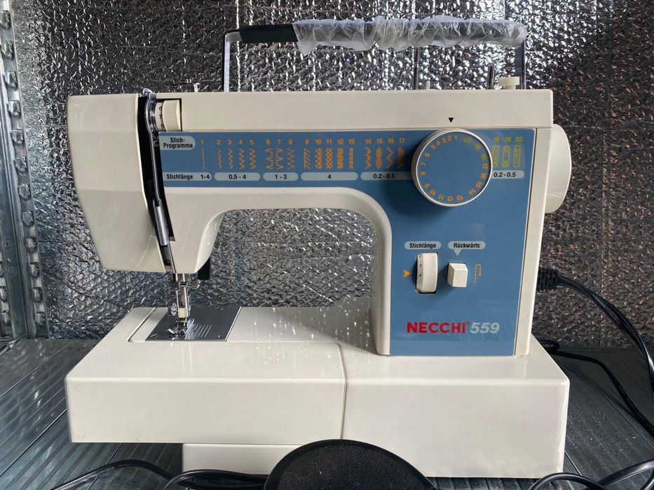 Piękna cała metalowa maszyna do szycia