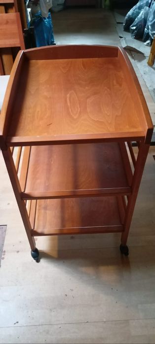 Drewniany przewijak dziecięcy na kółkach