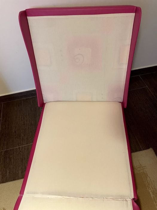 Sofá pequeno cor-de-rosa