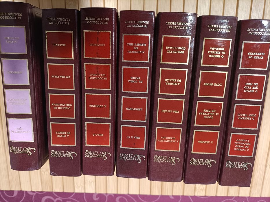 Livros capa dura com várias histórias