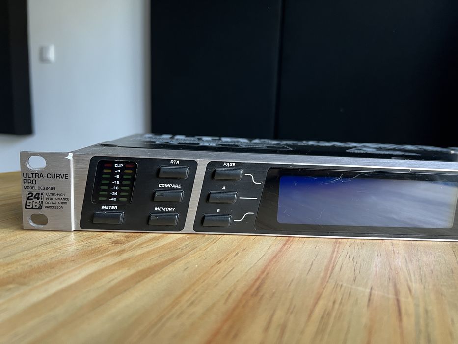 Equalizador Behringer DEQ2496 Ultra-Curve Pro EQ - bom estado