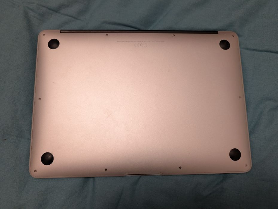Apple MacBook Air 13” A1466 – i5 / 8GB Ram  / 128GB SSD – como novo