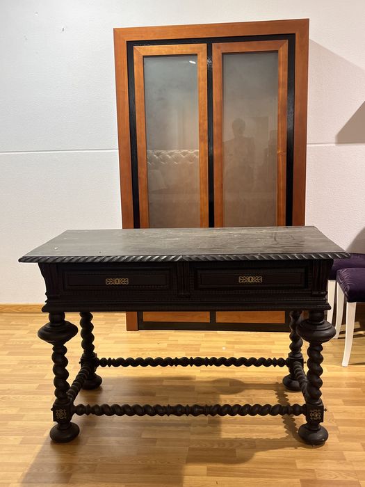 Comoda com detalhes escura