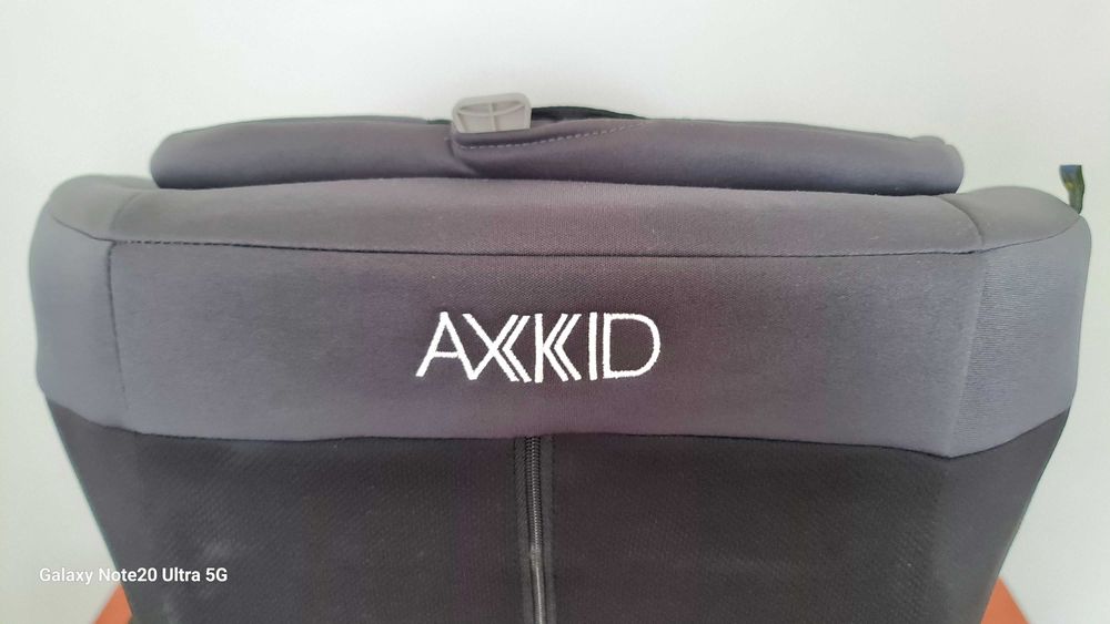 Fotelik samochodowy Axkid Minikid w bardzo dobrym stanie 9-25kg