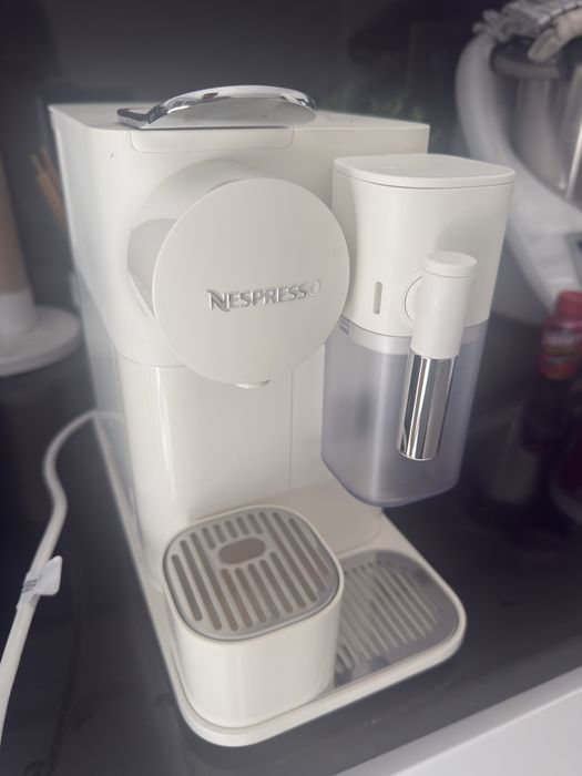 Maquina de cafe nespresso lattissima one branca