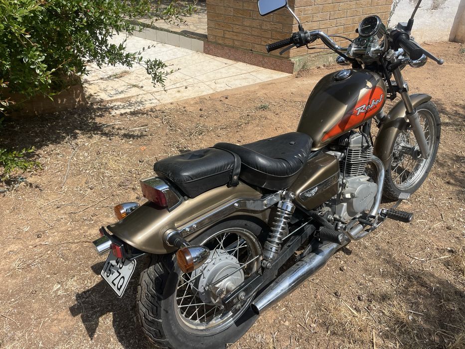 Honda Rebel 125 de 2002 com 17.918 km reais.