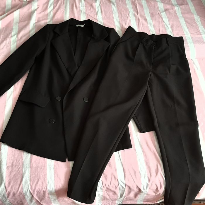 Продам чорний класичний костюм.