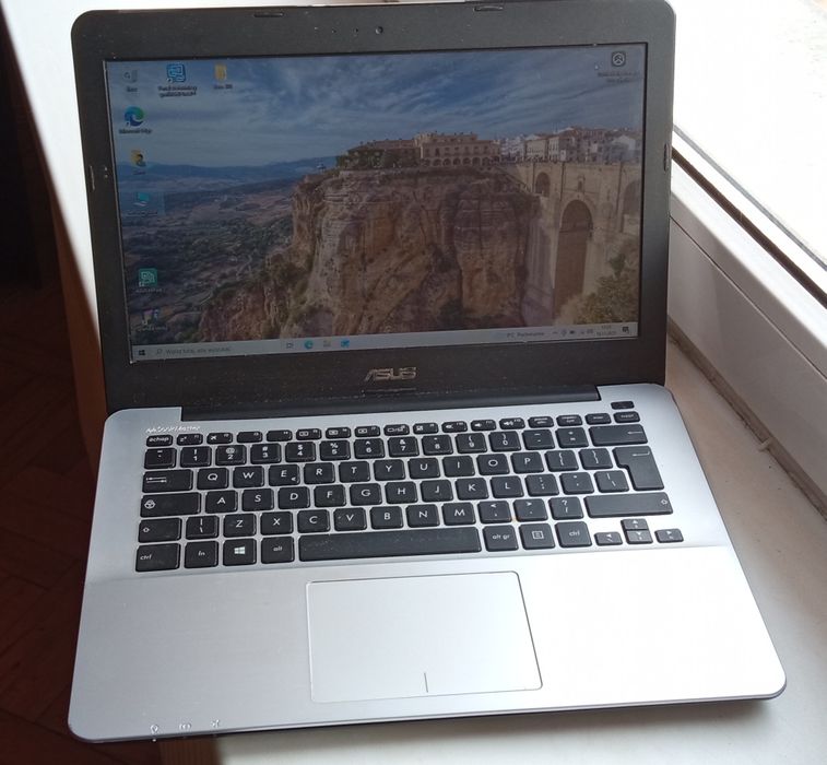 Asus R301LA sprawny.