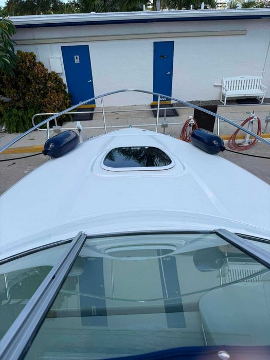 motorówka Sea Ray Sundancer 240 2011 – 190 MTH, FL przyczepa 5.0 Mercruiser